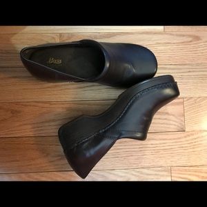 Never worn. Brown “dansko” like clogs. Size 10
